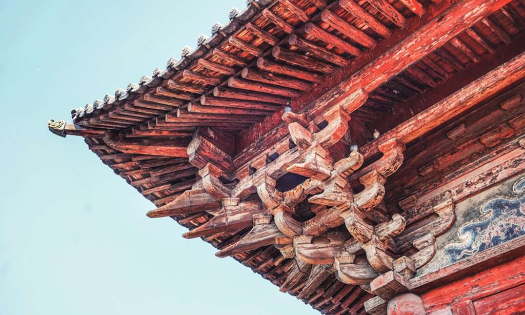 中国传统建筑檐下的木构斗拱与彩绘梁枋